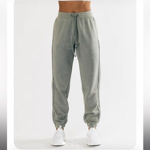 ALPHALETE Essential Oversized Jogger Light Grey